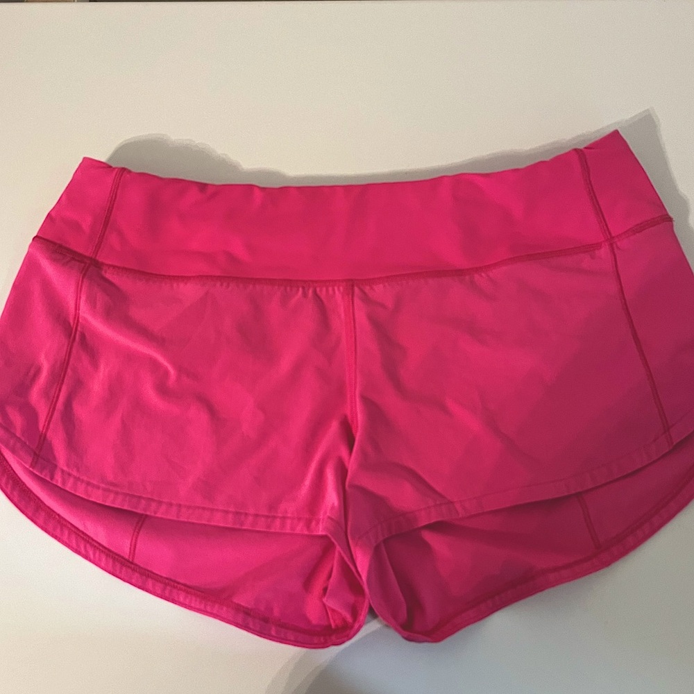 There are Lululeamon speed ups size 6 they are pink with out liners
